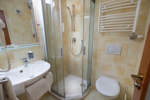 Quarto duplo standard, 2 camas de solteiro | Banheiro | Chuveiro, produtos de toalete grátis, secador de cabelo