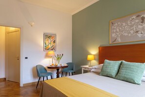 Dobbeltrom, balkong | Sengetøy av topp kvalitet, senger med Select Comfort-madrass og minibar