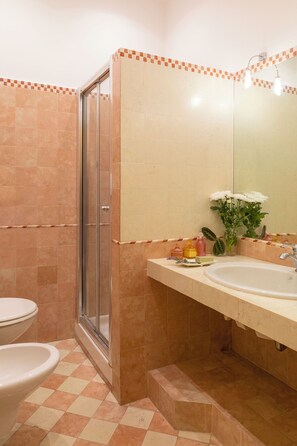 Doppelzimmer, Balkon | Badezimmer | Dusche, Haartrockner, Bidet, Handtücher