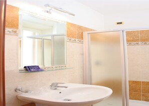 Shower, free toiletries, hair dryer, towels - Hotel Chicago (Rome)