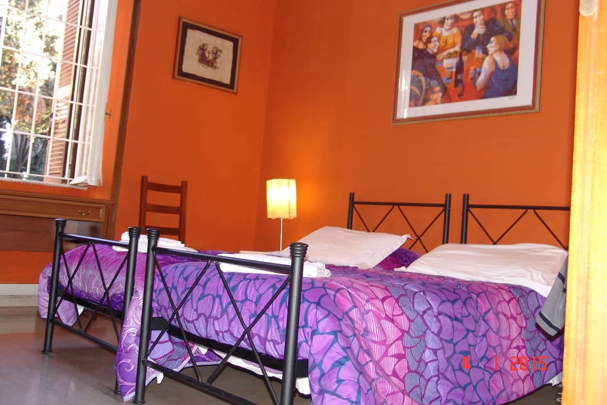 Chambre Double, salle de bains commune | Bureau, lits bébé (gratuits), lits pliants/supplémentaires