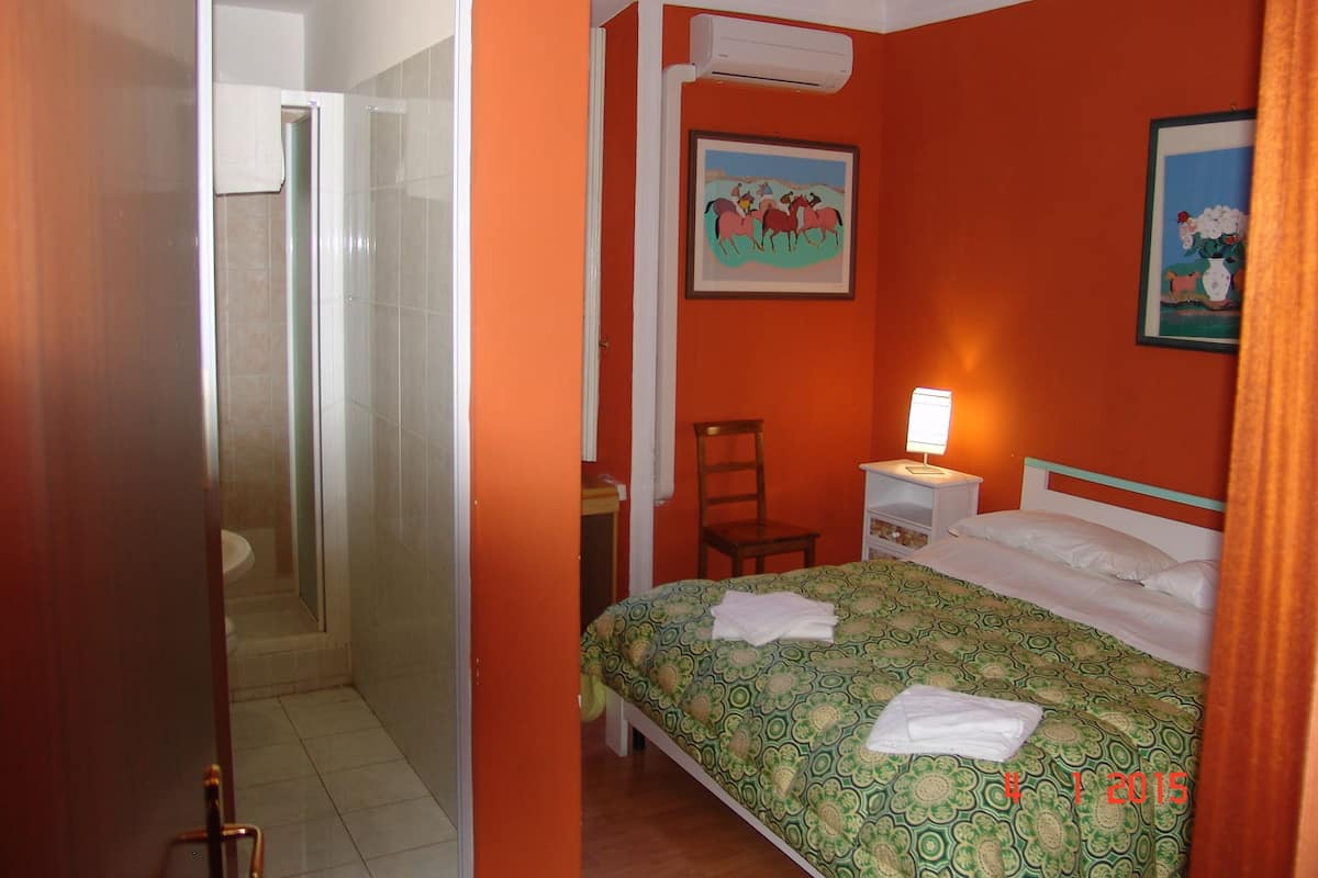 Chambre Double | Bureau, lits bébé (gratuits), lits pliants/supplémentaires