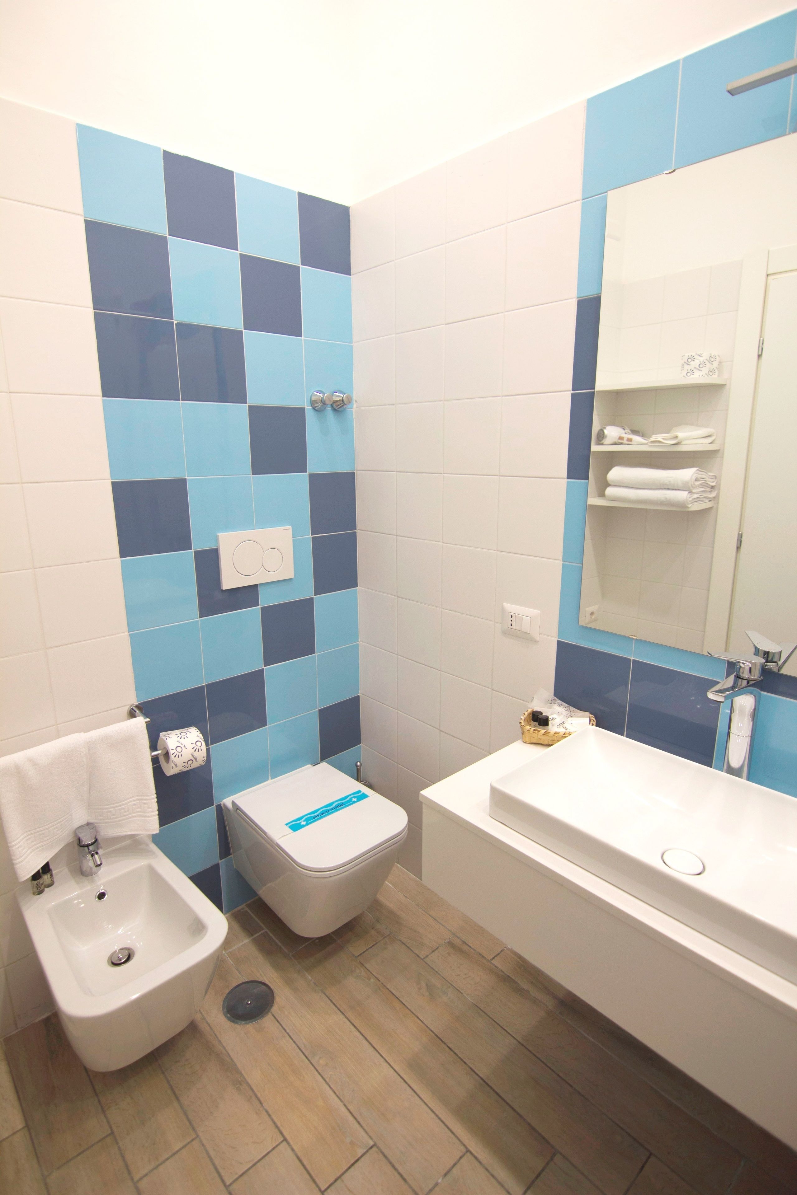 Une salle de bain équipée d’un bidet, de toilettes et d’une baignoire.