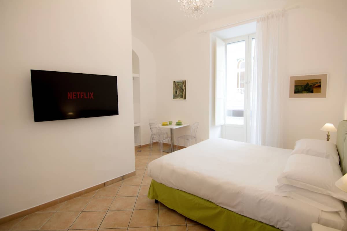 Habitació doble Deluxe, balcó | Roba de llit d'alta qualitat, cobrellits i minibar 