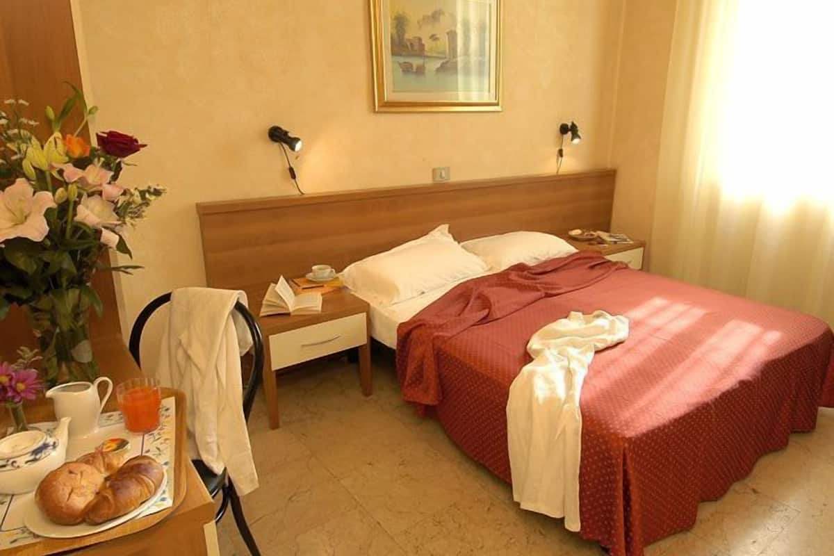 Habitación individual, baño privado | Escritorio, wifi gratis y ropa de cama