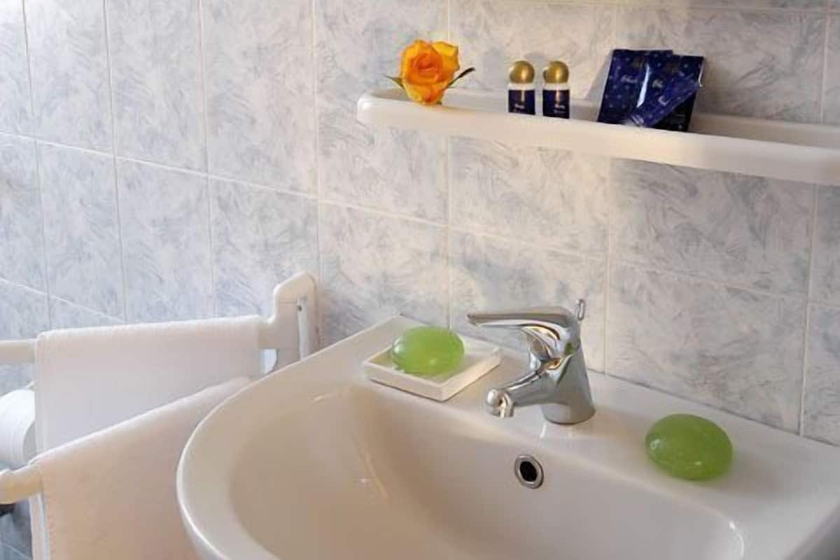 Habitación triple, baño privado | Lavabo en el baño