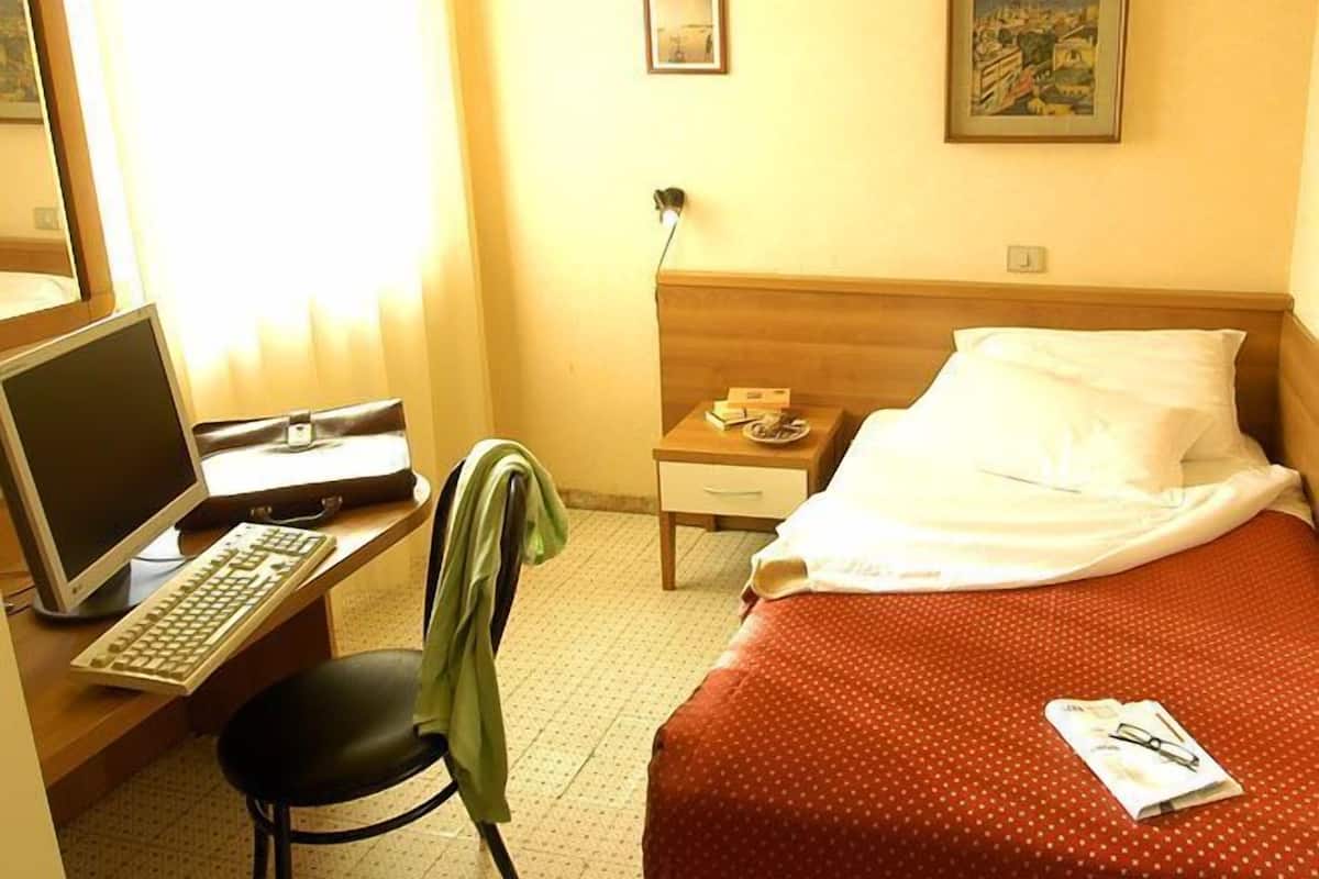 Habitación individual básica, baño compartido | Escritorio, wifi gratis y ropa de cama