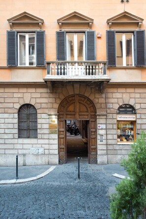 Property entrance - Residenza Domiziano (Rome)
