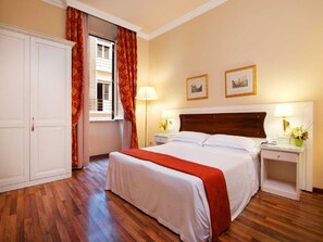 Hypo-allergenic bedding, minibar, in-room safe, desk - Residenza Domiziano (Rome)