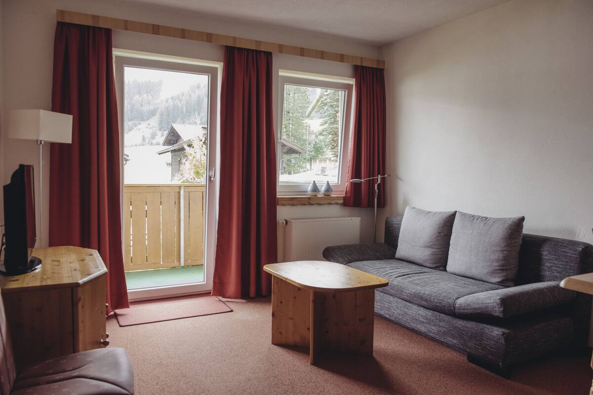 Standard Apartment, 1 Bedroom, Balcony, Mountain View (II) | Peti besi dalam bilik, katil bayi/kot (surcaj)