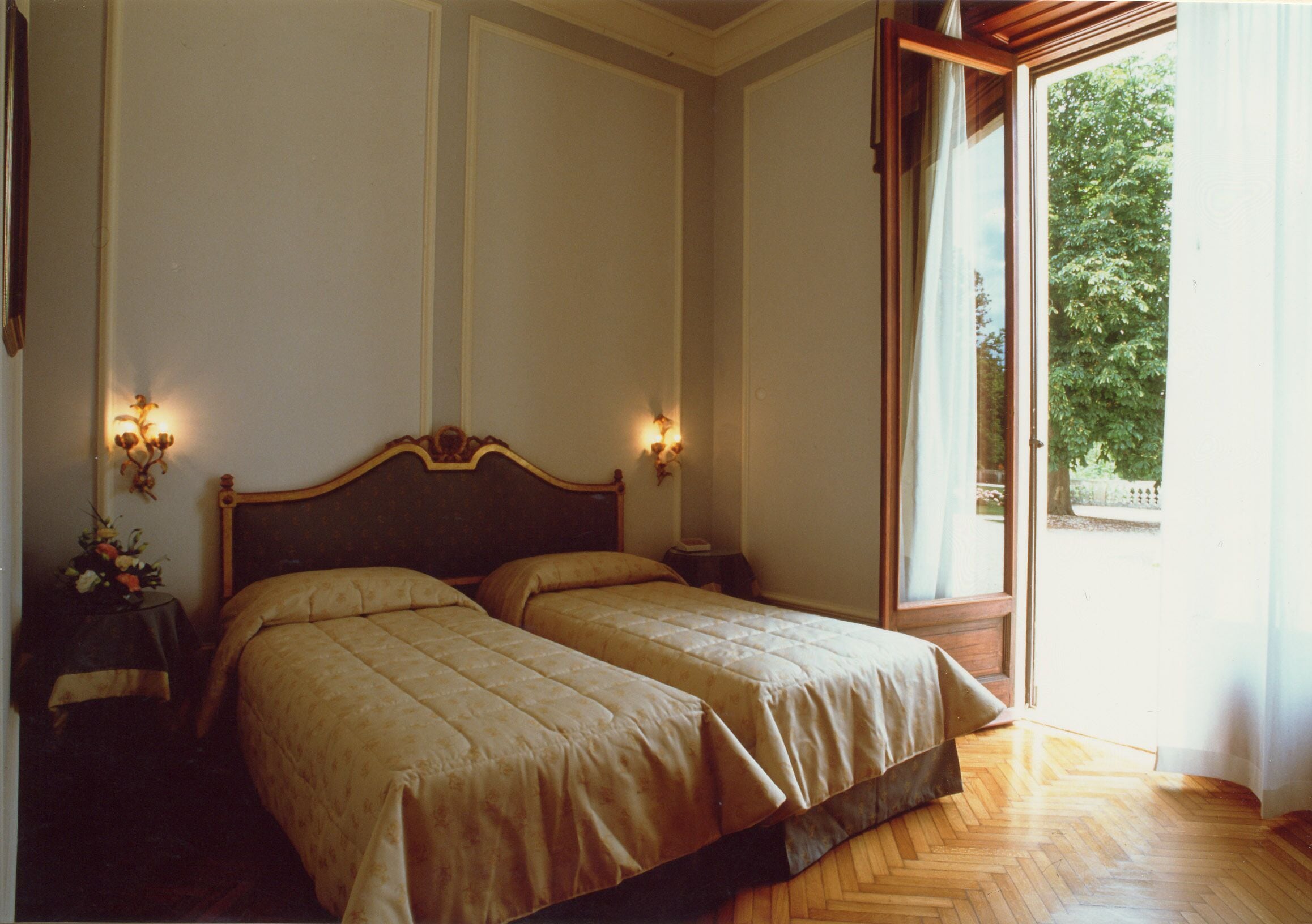 Minibar, in-room safe, desk, iron/ironing board