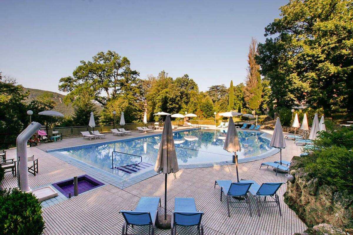seasonal outdoor pool, open 10 am to 7 pm, pool umbrellas, pool loungers