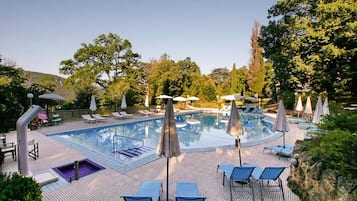 Sæsonbestemt udendørs pool, åben fra kl. 10.00 til kl. 19.00, parasoller