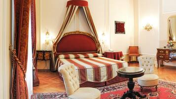 Junior Suite | Minibar, in-room safe, desk, iron/ironing board