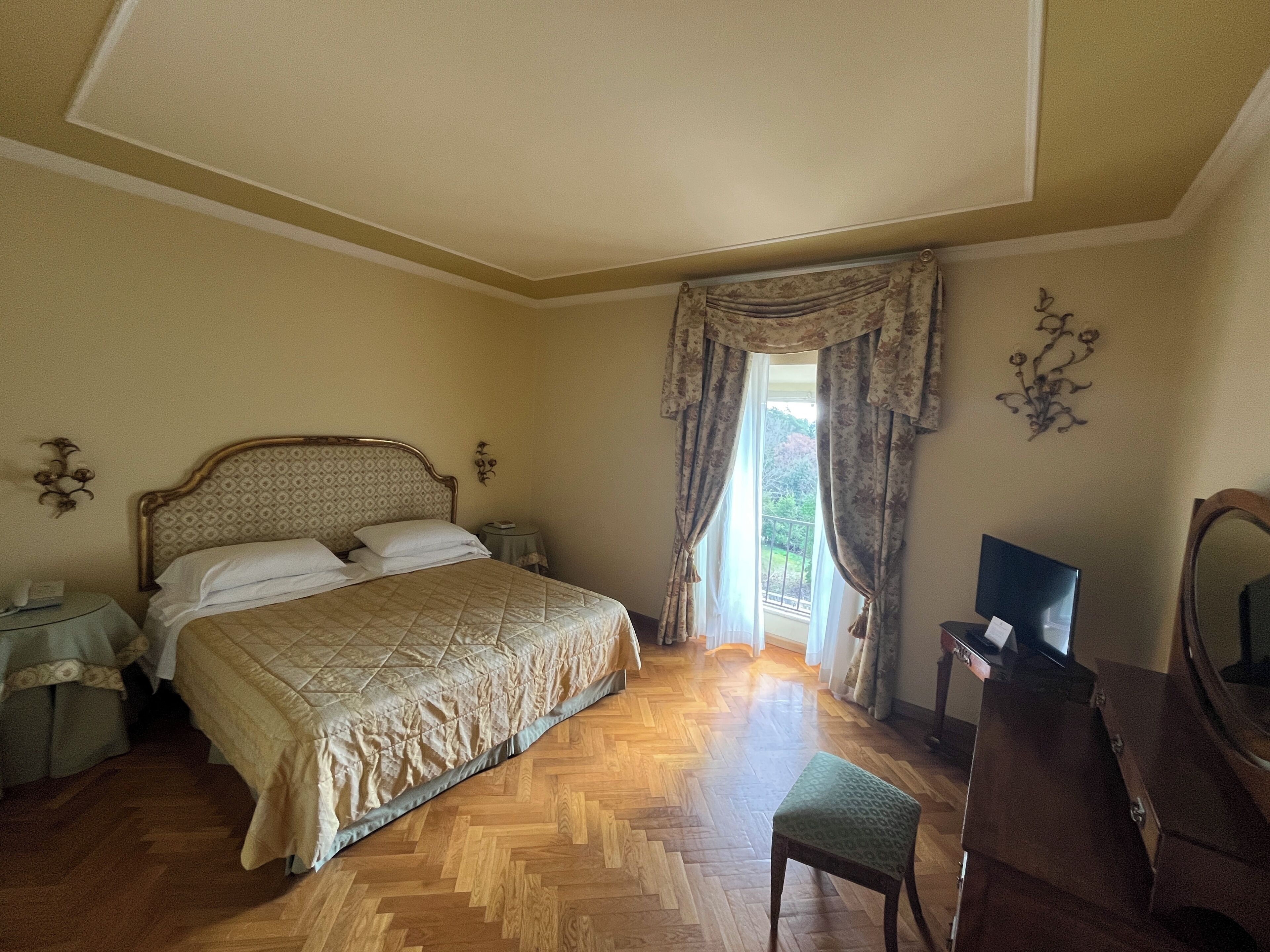 Double Room Single Use | Minibar, in-room safe, desk, iron/ironing board