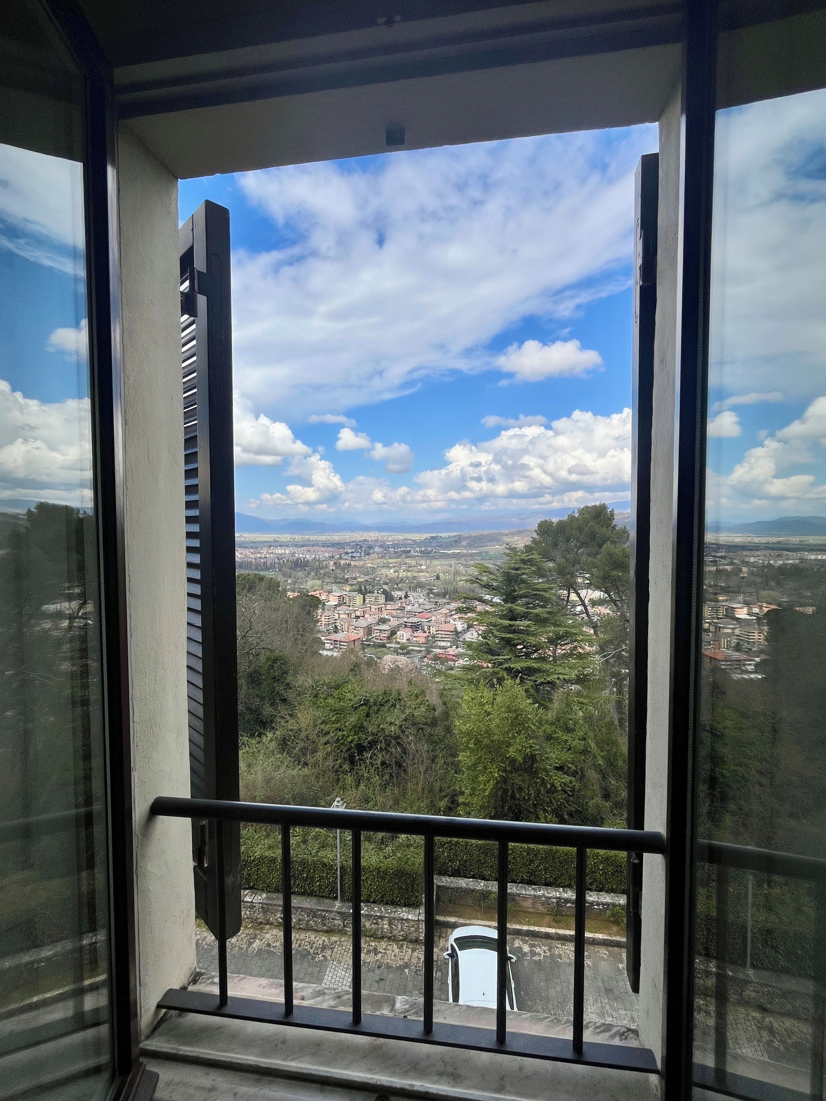 Double or Twin Room | Minibar, in-room safe, desk, iron/ironing board