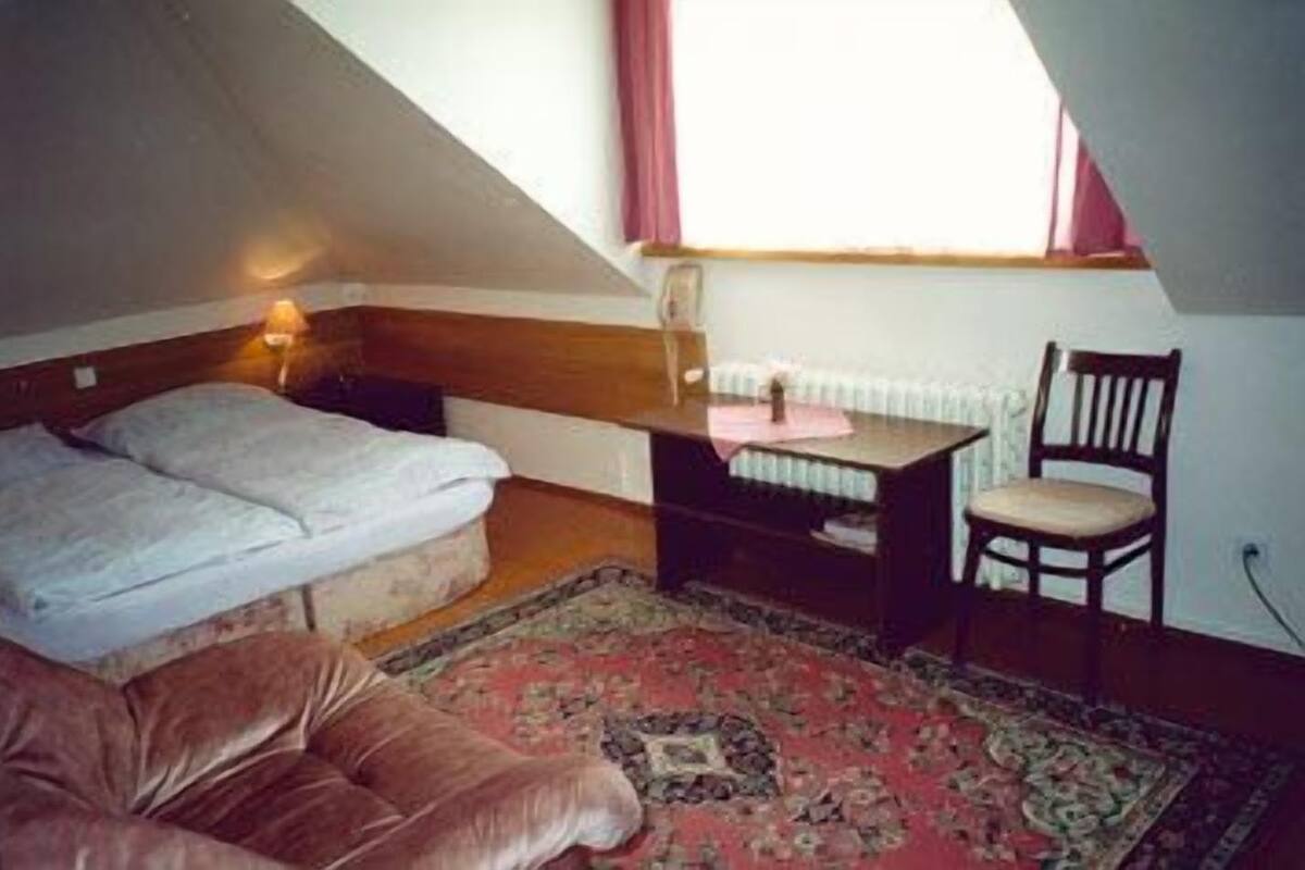 1 bedroom, hypo-allergenic bedding available, down comforters