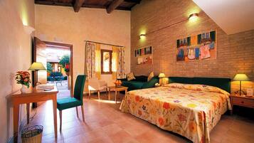 Seniorisviitti | Minibaari, tallelokero huoneessa, työpöytä, vauvansängyt