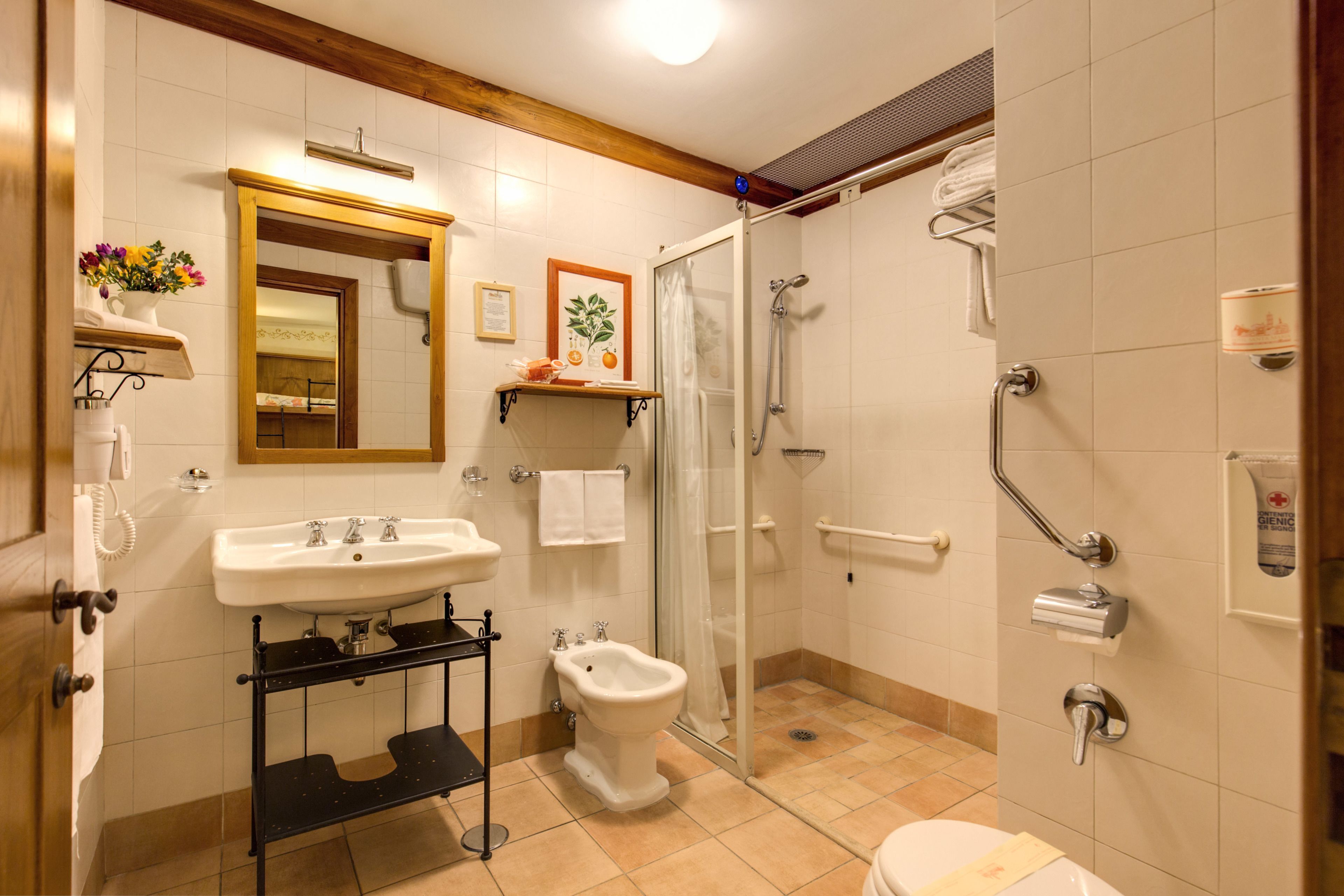 quadruple room | bathroom | combined shower/bathtub, deep-soaking bathtub, free toiletries
