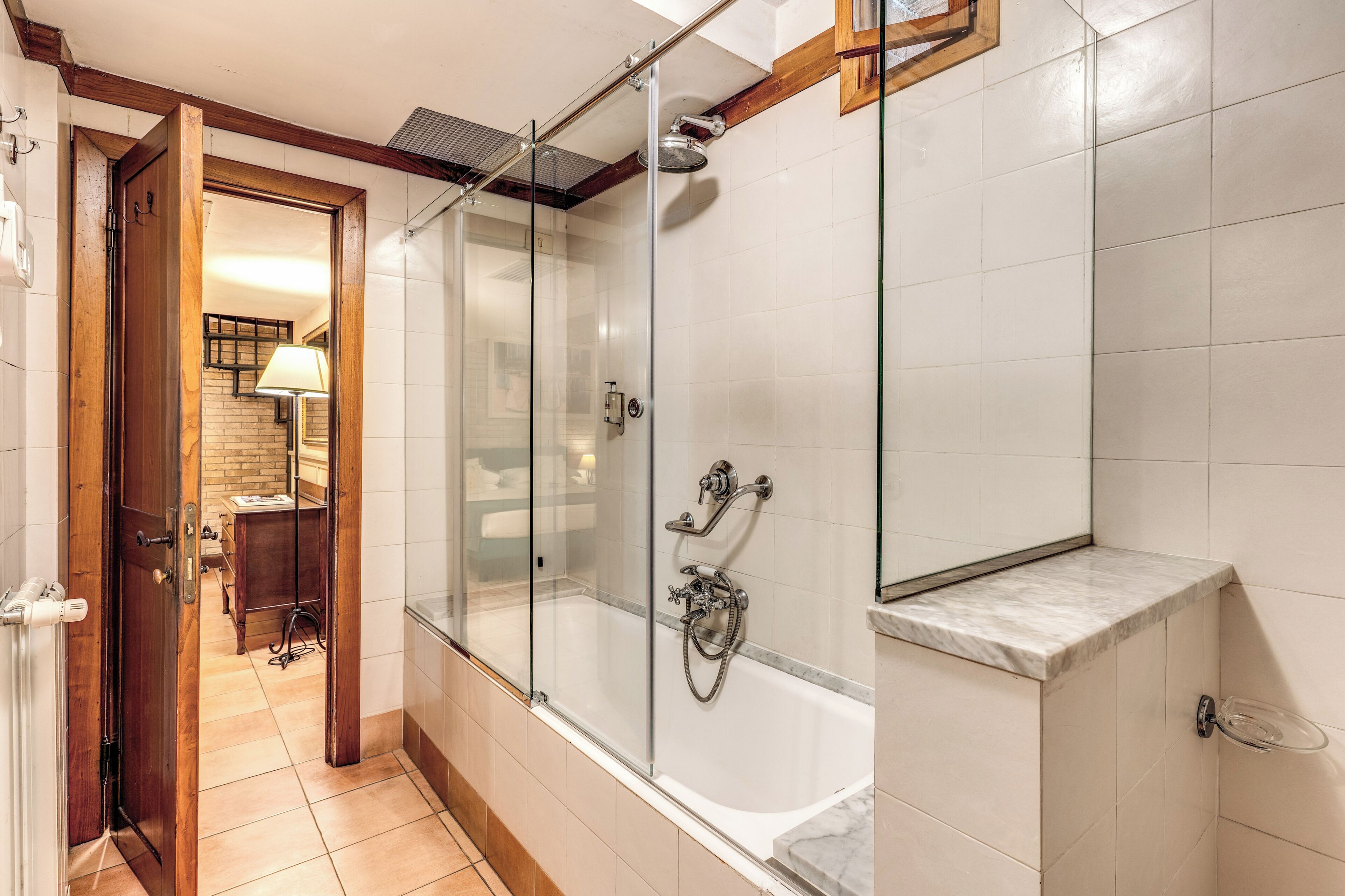 senior suite | bathroom | combined shower/bathtub, deep-soaking bathtub, free toiletries