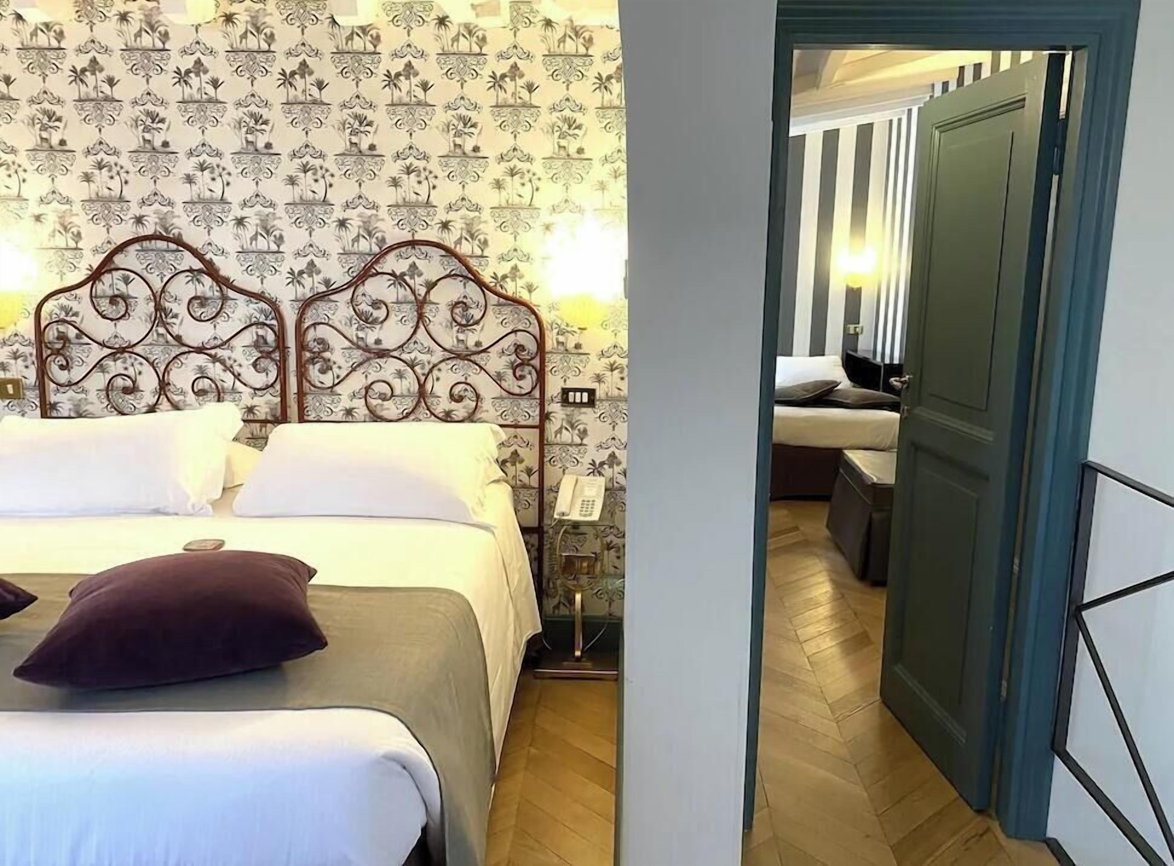 Romantisk svit - terrass | Duntäcken, minibar, värdeförvaringsskåp på rummet och unika möbler