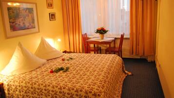 Allergikerbettwaren, Schreibtisch, Verdunkelungsvorhänge