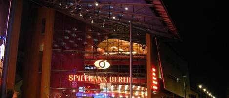 Un edificio moderno con un letrero llamativo que dice "SPIELBANK BERLIN".