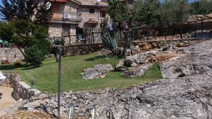 A pool area with a stone house in the background. - La Voce del Vento (Pastena)