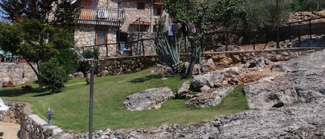 Una piscina al aire libre, sillones reclinables de piscina