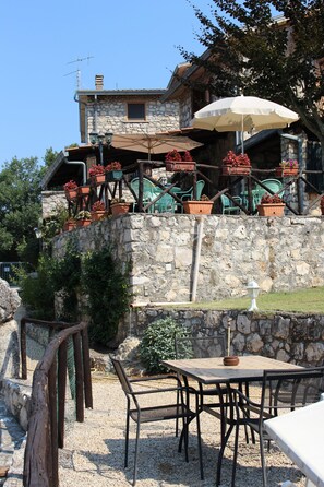 รับประทานอาหารกลางแจ้ง