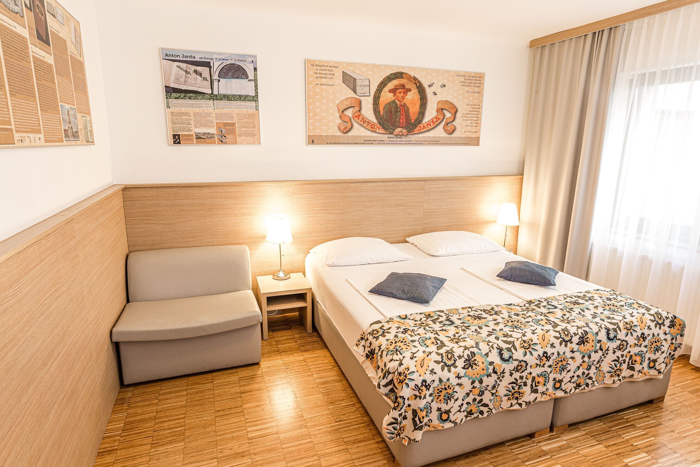 ملاءات للفراش لا تسبب الحساسية وخزنة داخل الغرفة وطراز فريد لكل وحدة