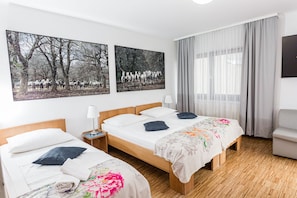 Camera tripla | Biancheria da letto ipoallergenica, una cassaforte in camera