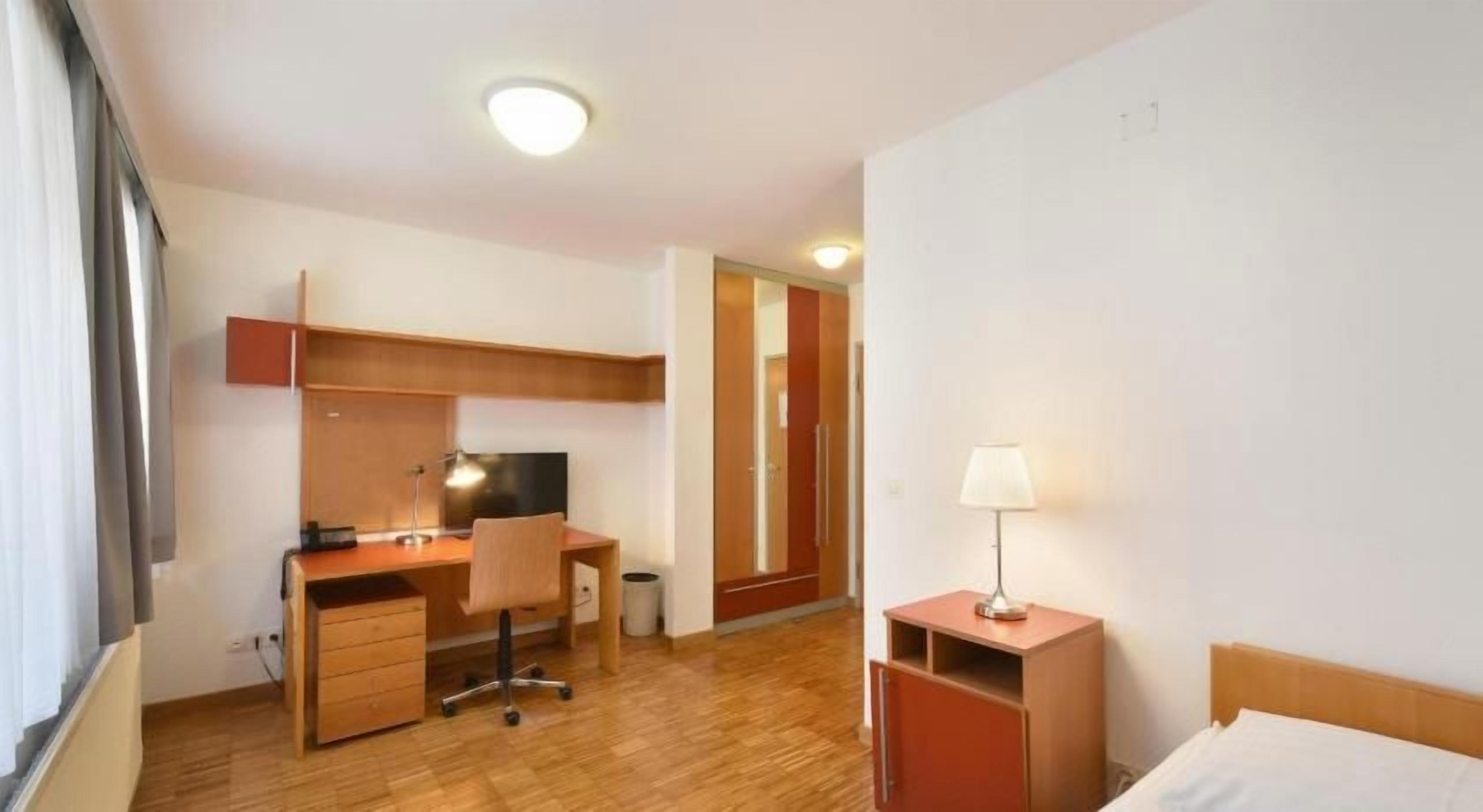 Ropa de cama hipoalergénica y caja de seguridad en la habitación 