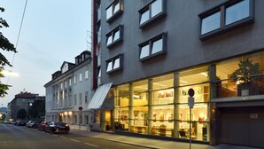 Un edificio moderno con grandes ventanales y una galería de arte a la vista.