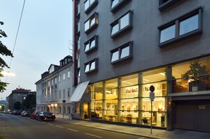 Un edificio moderno con ampie vetrate e una galleria d'arte ben visibile.