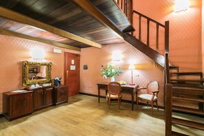 Suite | Minibar, caixa forta a l'habitació i escriptori 