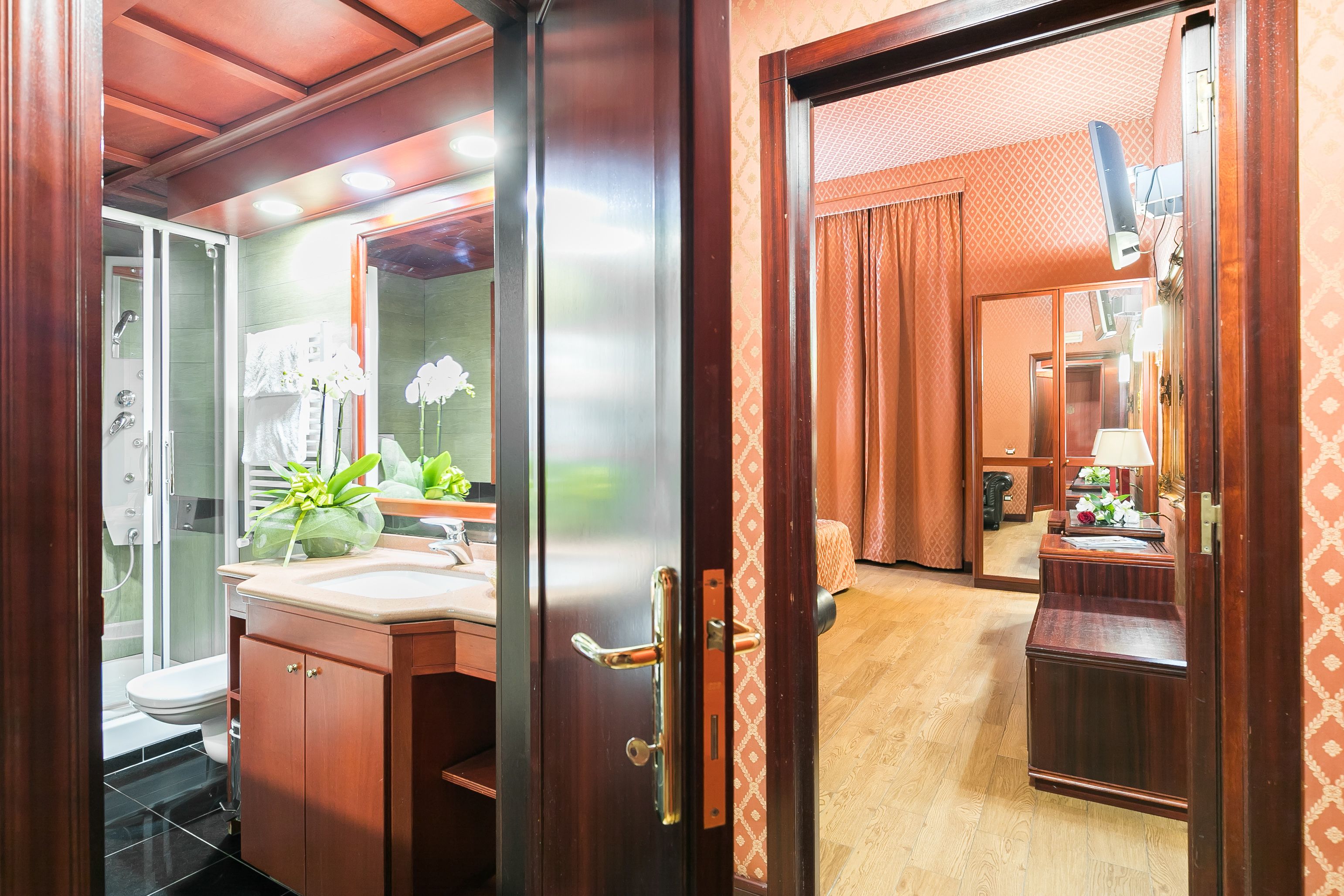 Ein Badezimmer mit Dusche, Waschbecken und Toilette.