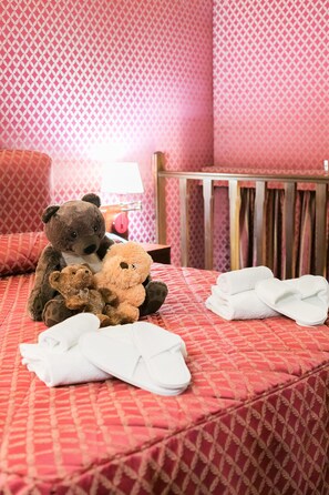 Minibar, caja de seguridad en la habitación y escritorio 