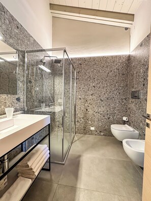 Departamento básico, Terraza, vista al lago | Baño | Regadera, secadora de cabello, toallas, jabón 
