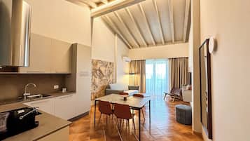 Departamento básico, Terraza, vista al lago | 1 habitación y ropa de cama de alta calidad