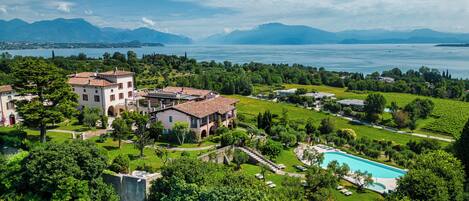 Hồ bơi ngoài trời