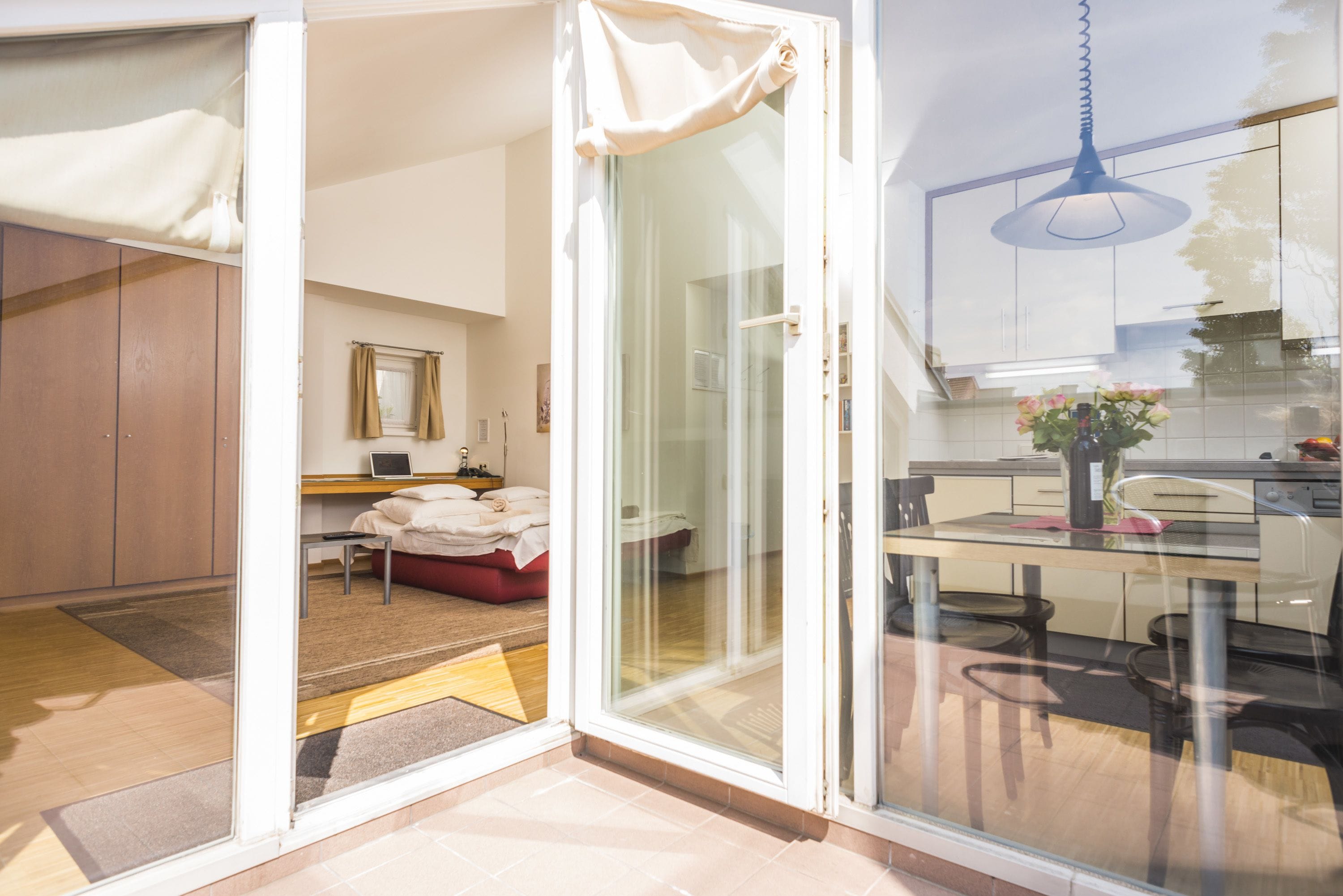 Une cuisine moderne avec une porte vitrée donnant sur une chambre à coucher.