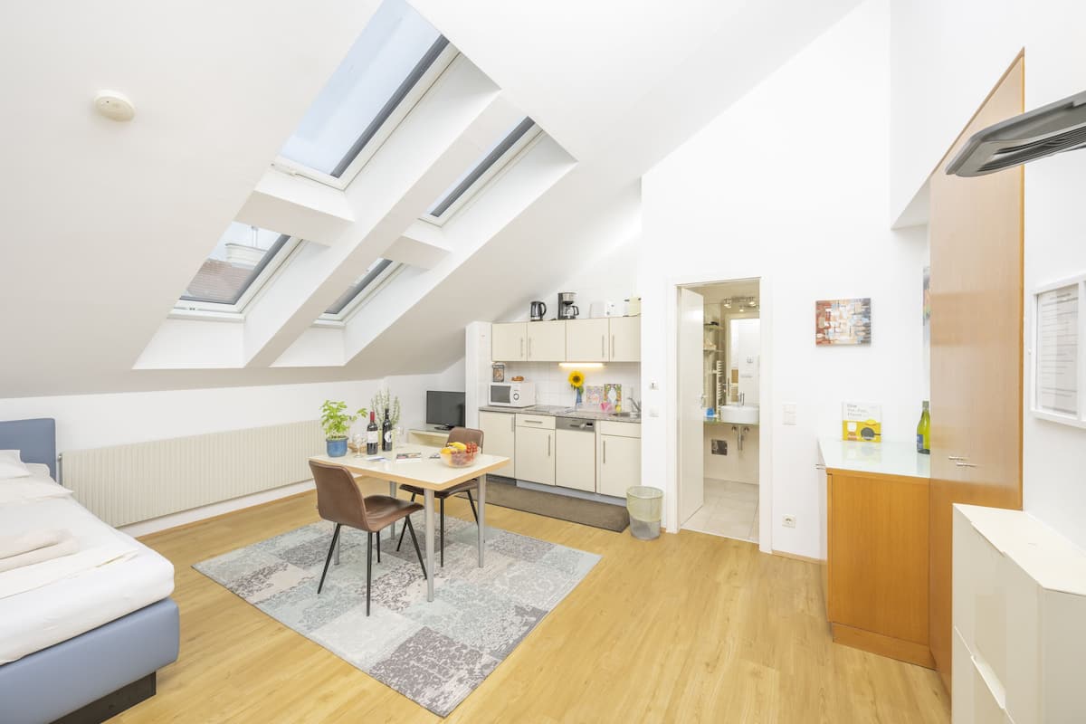 Studio (2 people - under the roof) | Een kluis op de kamer, individueel gedecoreerd, individueel gemeubileerd