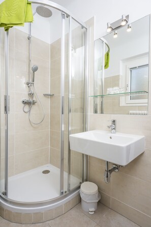 Apartment (5 people - Ferchergasse 21/7) | Bathroom | Hair dryer, towels - Appartements Ferchergasse (Vienna)