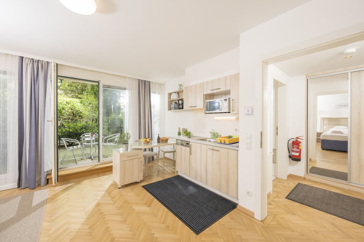 Studio, tuin (2 people - Dr. Josef Resch Platz 15a) | Een kluis op de kamer, individueel gedecoreerd, individueel gemeubileerd
