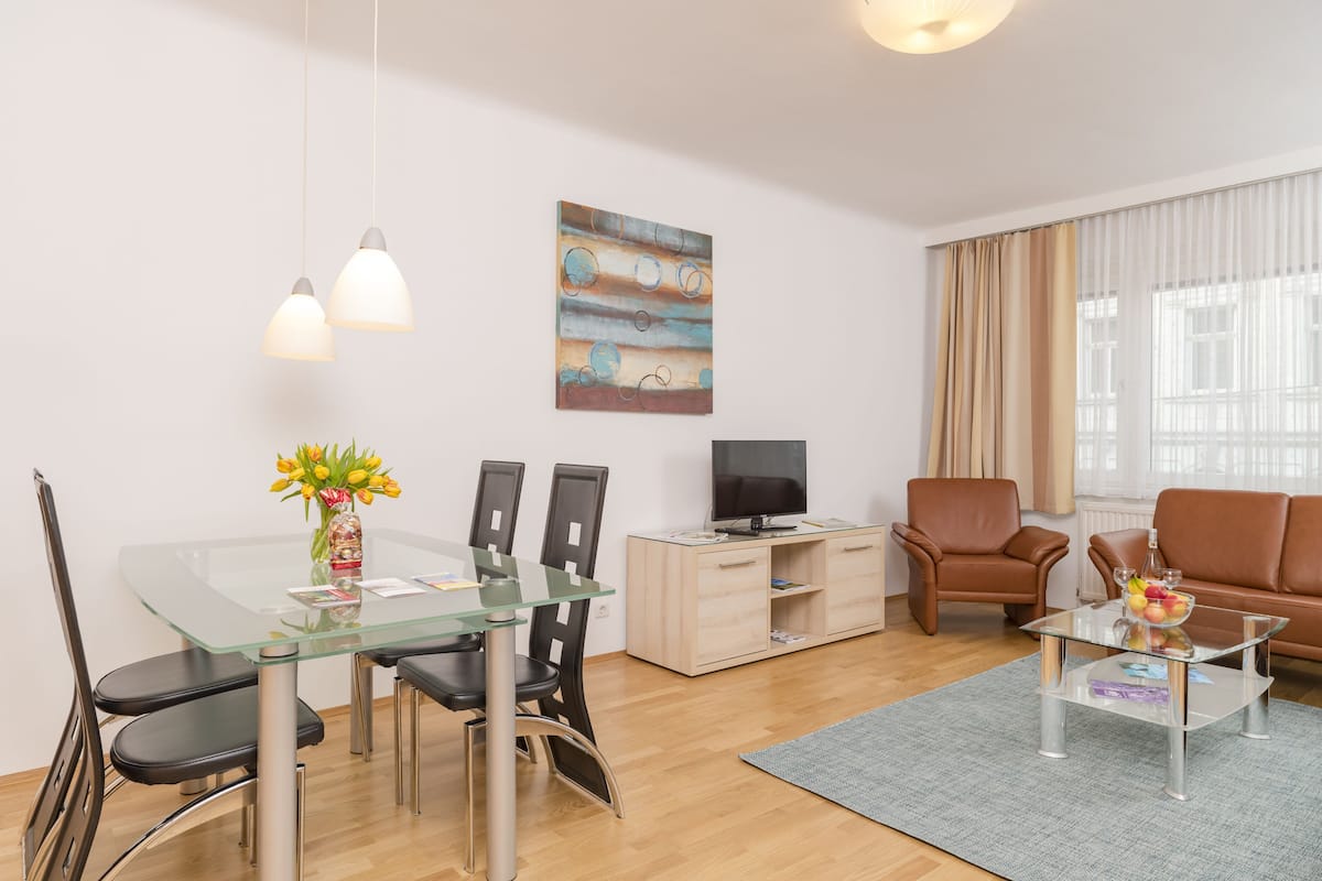 Appartement (5 people - Ferchergasse 21/7) | Woonruimte | Een flatscreentelevisie