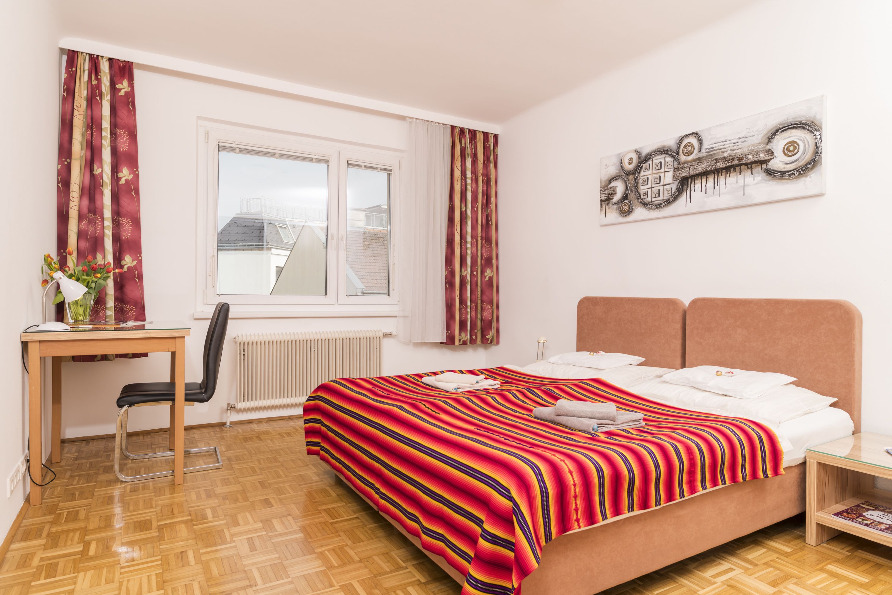 Une chambre à coucher avec un lit, un bureau et une chaise.
