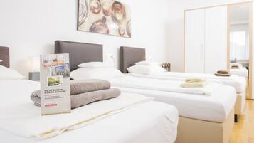 Appartement (5 people - Ferchergasse 21/18) | Een kluis op de kamer, individueel gedecoreerd, individueel gemeubileerd