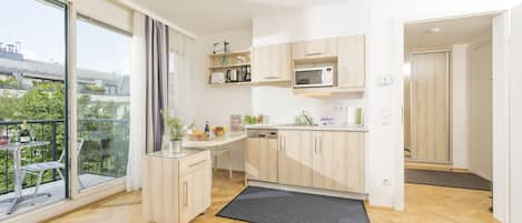 Studio, Balcony (2 people - Dr. Josef Resch Platz 15a) | Private kitchen | Full-sized fridge, microwave, stovetop, dishwasher