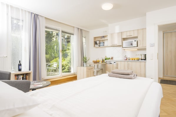 Estudio, en el área del jardín (2 people - Heigerleinstrasse 55) | Cocina privada | Refrigerador con congelador, microondas y parrilla de estufa